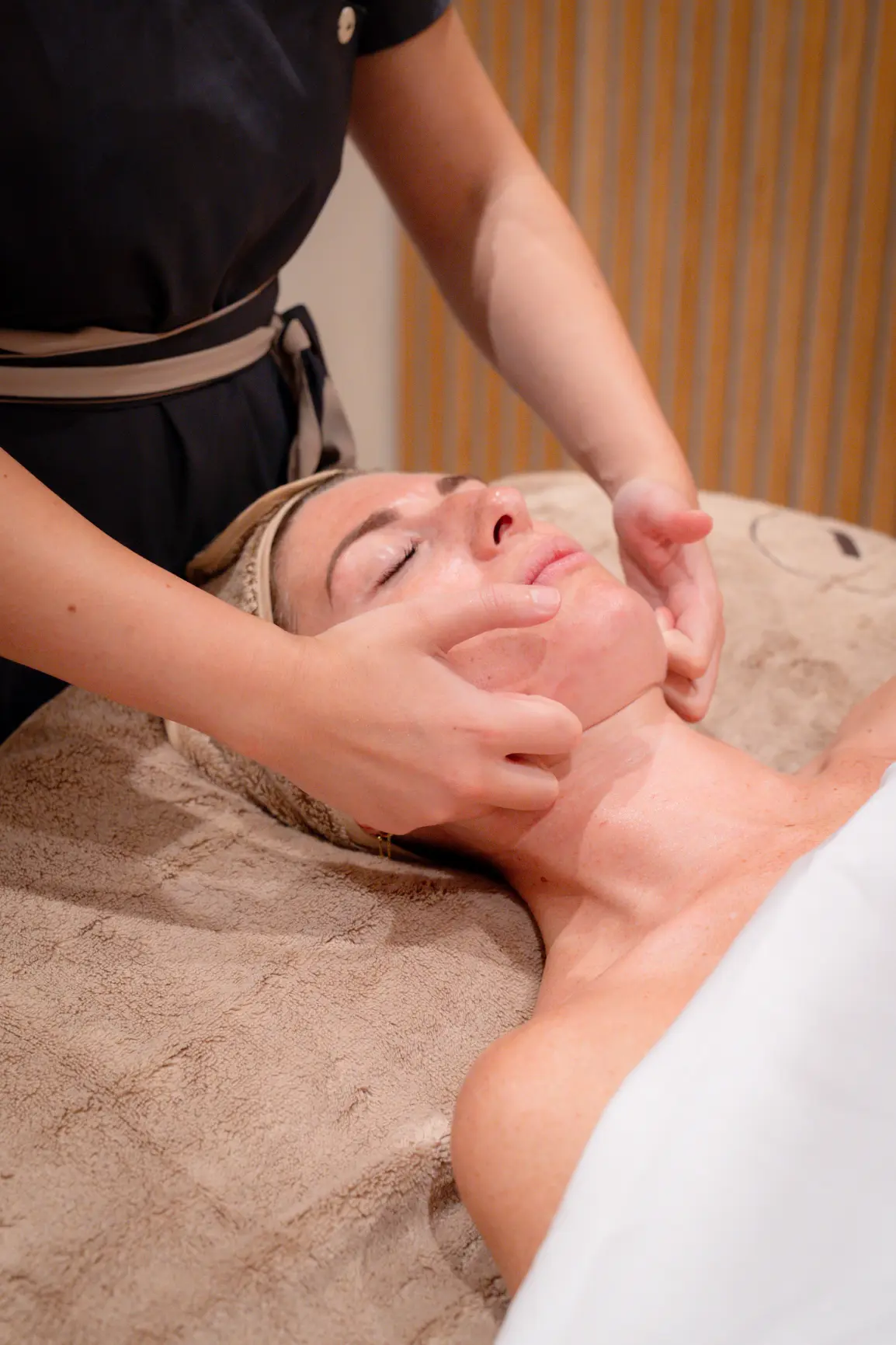 Face & Scalp massage bij Amilda Den Haag